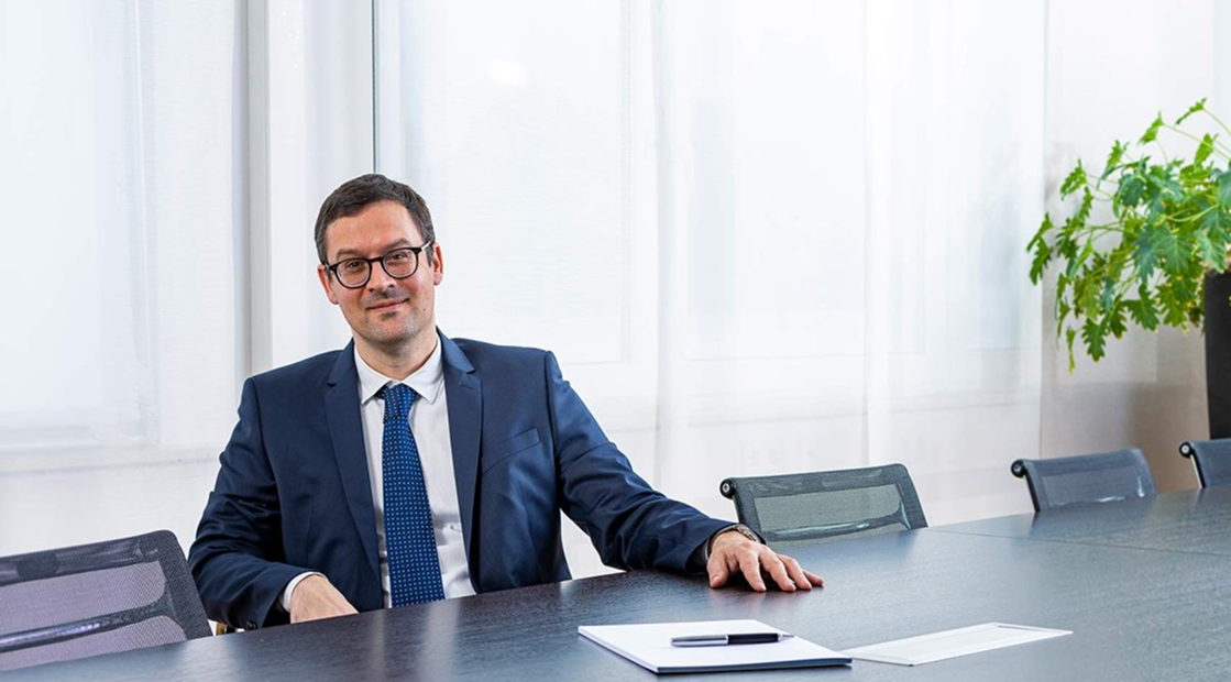 Florian Götz am Schreibtisch